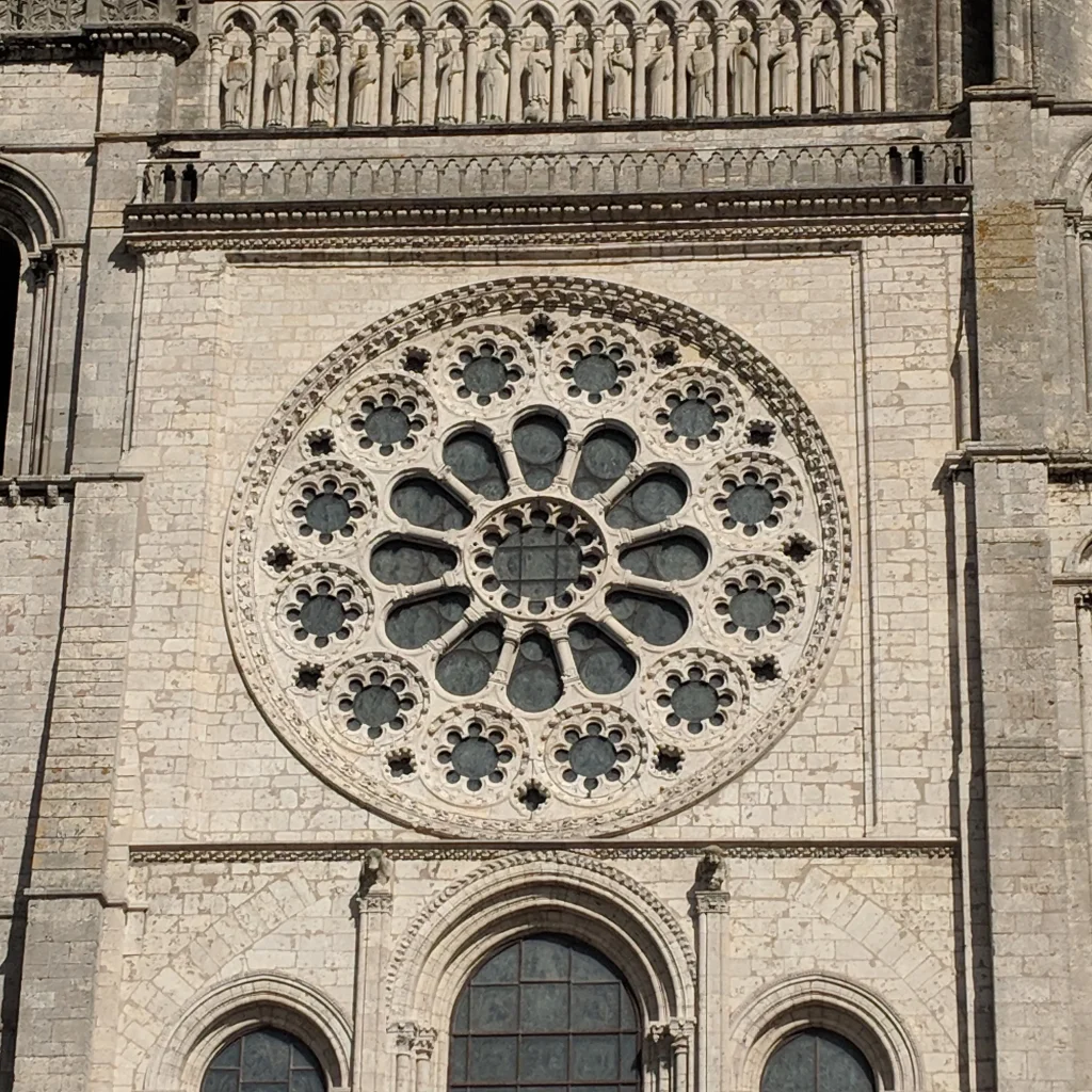 Originale Außenaufnahme des steinernen Maßwerks des Rosenfensters an der Westfassade der Kathedrale von Chartres.